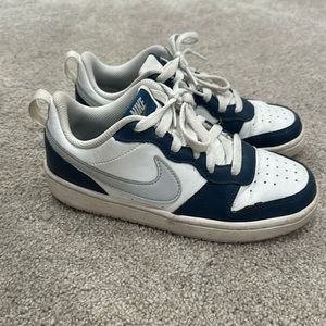 SOLD Boys Nike size 4